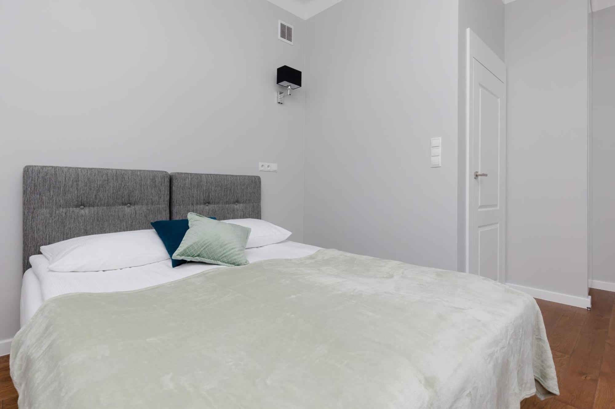 City Center Aparthotel Chmielna By Noclegi Renters Варшава Екстер'єр фото