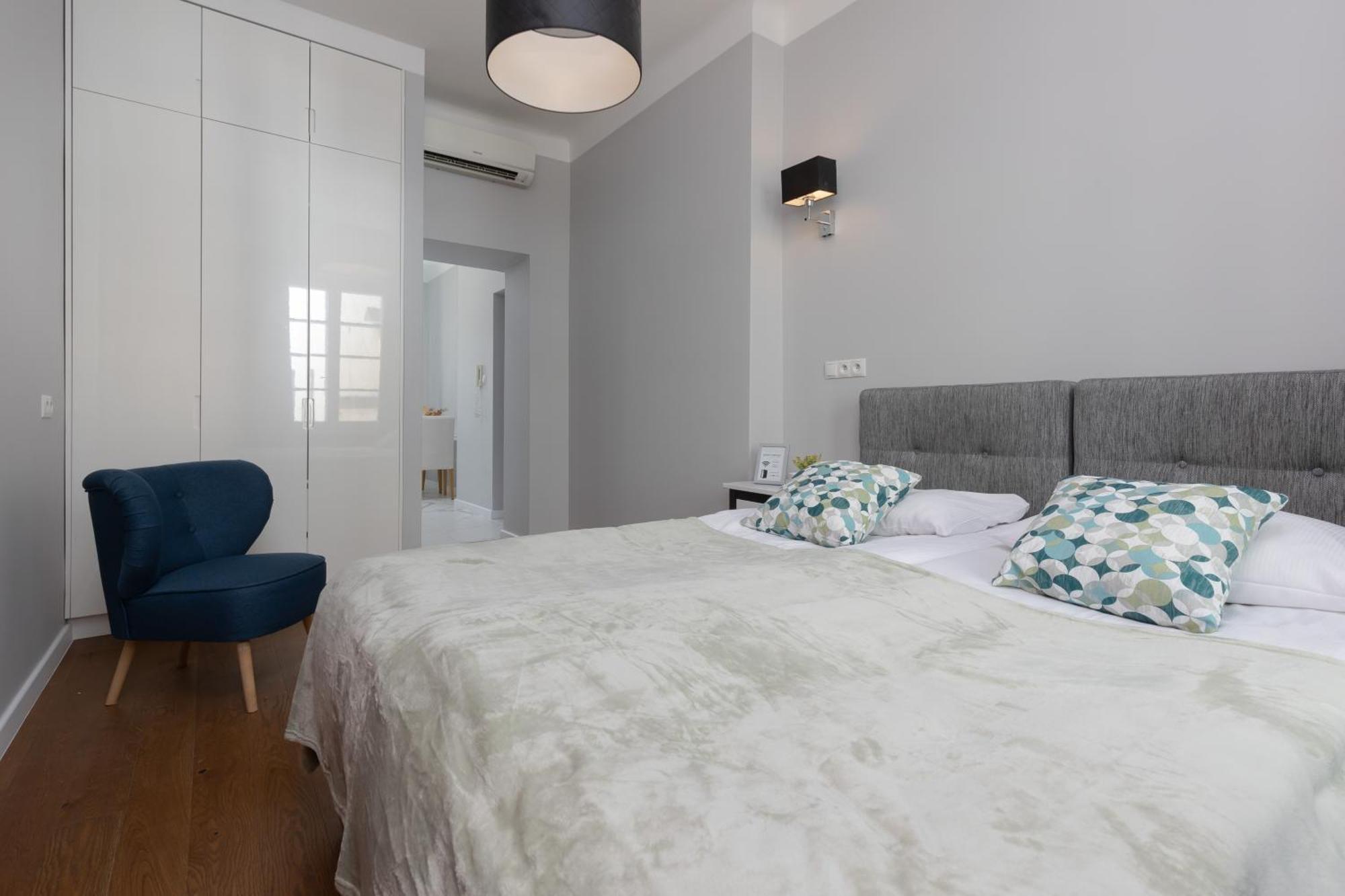 City Center Aparthotel Chmielna By Noclegi Renters Варшава Екстер'єр фото
