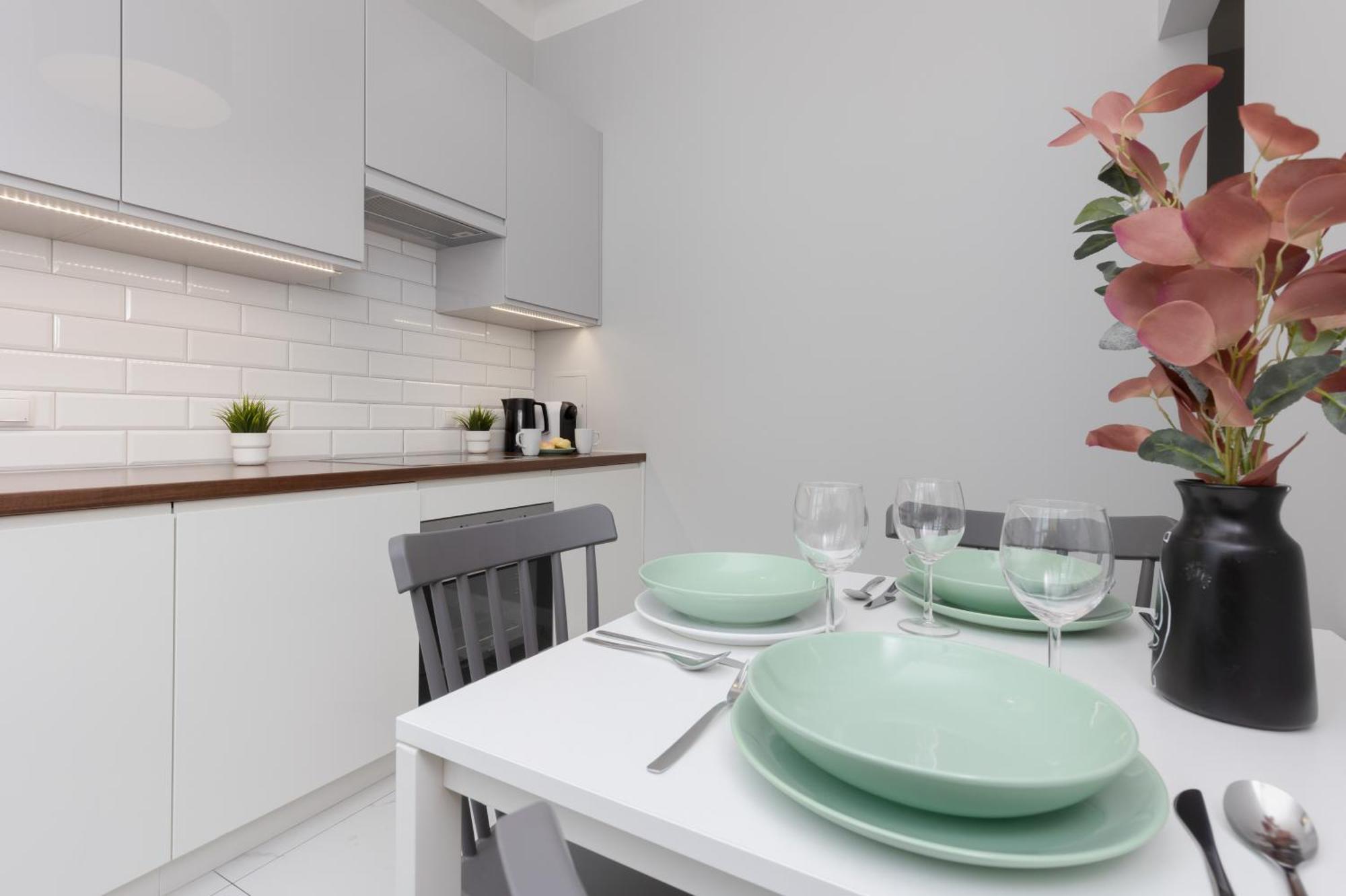 City Center Aparthotel Chmielna By Noclegi Renters Варшава Екстер'єр фото